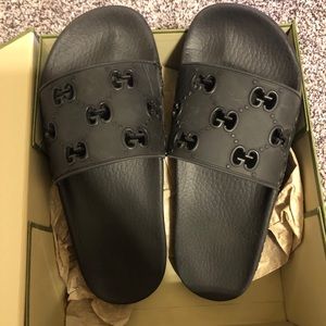 Black logo Gucci slides